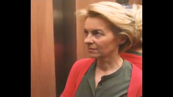 Mit dem Koffer ins Büro: Von der Leyen zieht in Brüssel ein Mit dem Koffer ins Büro: Von der Leyen zieht in Brüssel ein