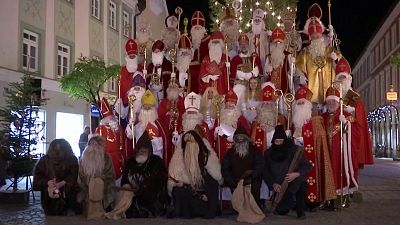 Almanya'da Aziz Klauslar Noel Baba'ya karşı