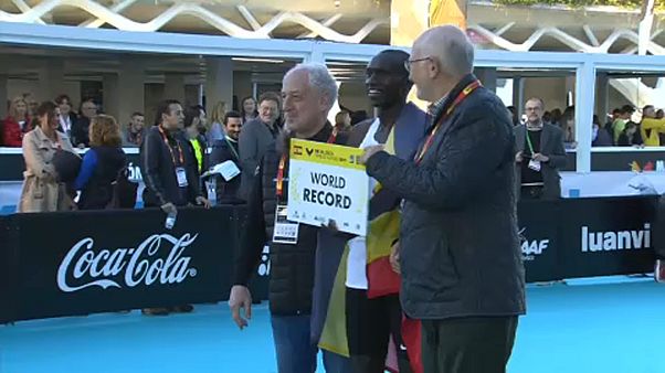 Joshua Cheptegei bate recorde mundial nos 10 mil metros em Valência Joshua Cheptegei bate recorde mundial nos 10 mil metros em Valência