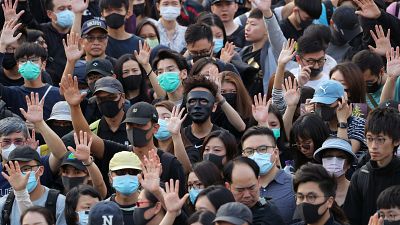 Ezrek tüntettek vasárnap Hongkongban