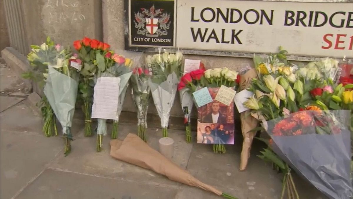 Londoner gedenken der 23 und 25 Jahre alten Anschlagsopfer