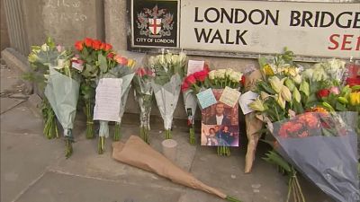Траур по жертвам теракта в Лондоне