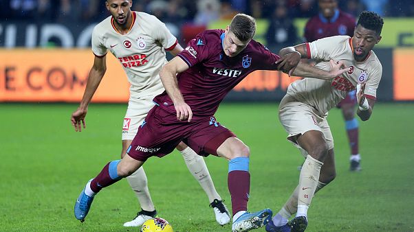 Süper Lig’in 13. haftasında Trabzonspor ile Galatasaray karşılaştı. Süper Lig’in 13. haftasında Trabzonspor ile Galatasaray karşılaştı.
