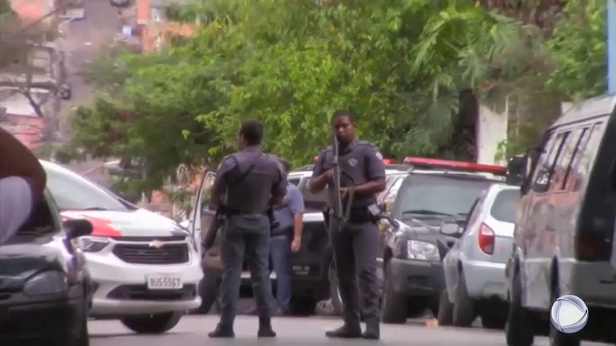 Polícia controla perímetro do local onde ocorreu a controversa operação de Paraisópolis