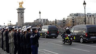 Le convoi funéraire sur le pont Alexandre III à Paris, le 5 décembre 2019