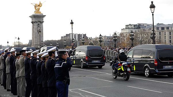 Le convoi funéraire sur le pont Alexandre III à Paris, le 5 décembre 2019 Le convoi funéraire sur le pont Alexandre III à Paris, le 5 décembre 2019
