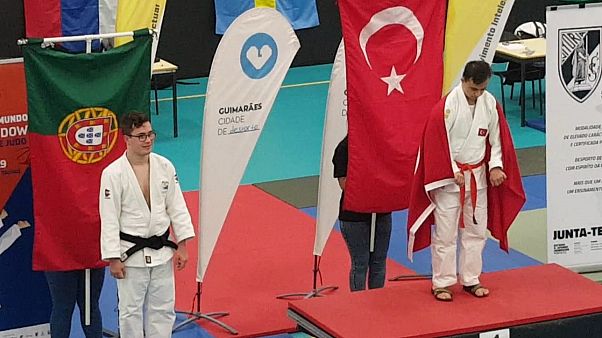 Down Sendromlular Dünya Judo Şampiyonası'nda Talha Ahmet Erdem altın madalya kazanarak, bu alanda Türkiye'ye ilk dünya şampiyonluğunu getirdi. ( AA - Anadolu Ajansı ) Down Sendromlular Dünya Judo Şampiyonası'nda Talha Ahmet Erdem altın madalya kazanarak, bu alanda Türkiye'ye ilk dünya şampiyonluğunu getirdi. ( AA - Anadolu Ajansı )