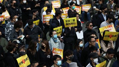 الصين تعلق رسو السفن الحربية الأمريكية رداً على دعم متظاهري هونغ كونغ