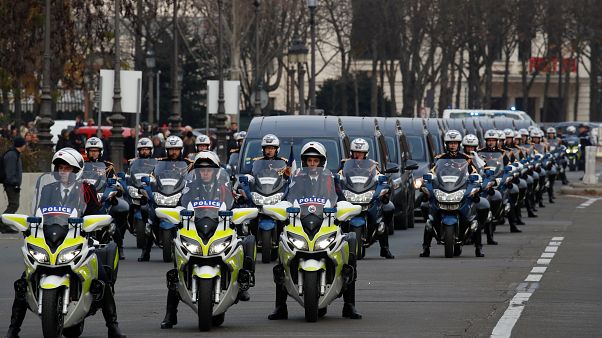 To τελευταίο αντίο στους νεκρούς στρατιώτες στο Παρίσι To τελευταίο αντίο στους νεκρούς στρατιώτες στο Παρίσι