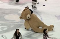Stati Uniti: oltre 45.000 orsacchiotti lanciati sul ghiaccio durante la partita