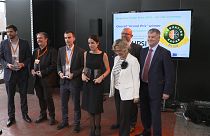 Ein Roboter, der sich an glatten Wänden hält - und dabei arbeitet