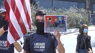 Amerikai zászlókkal, Trump-fotókkal tüntettek a demokráciáért Hongkongban