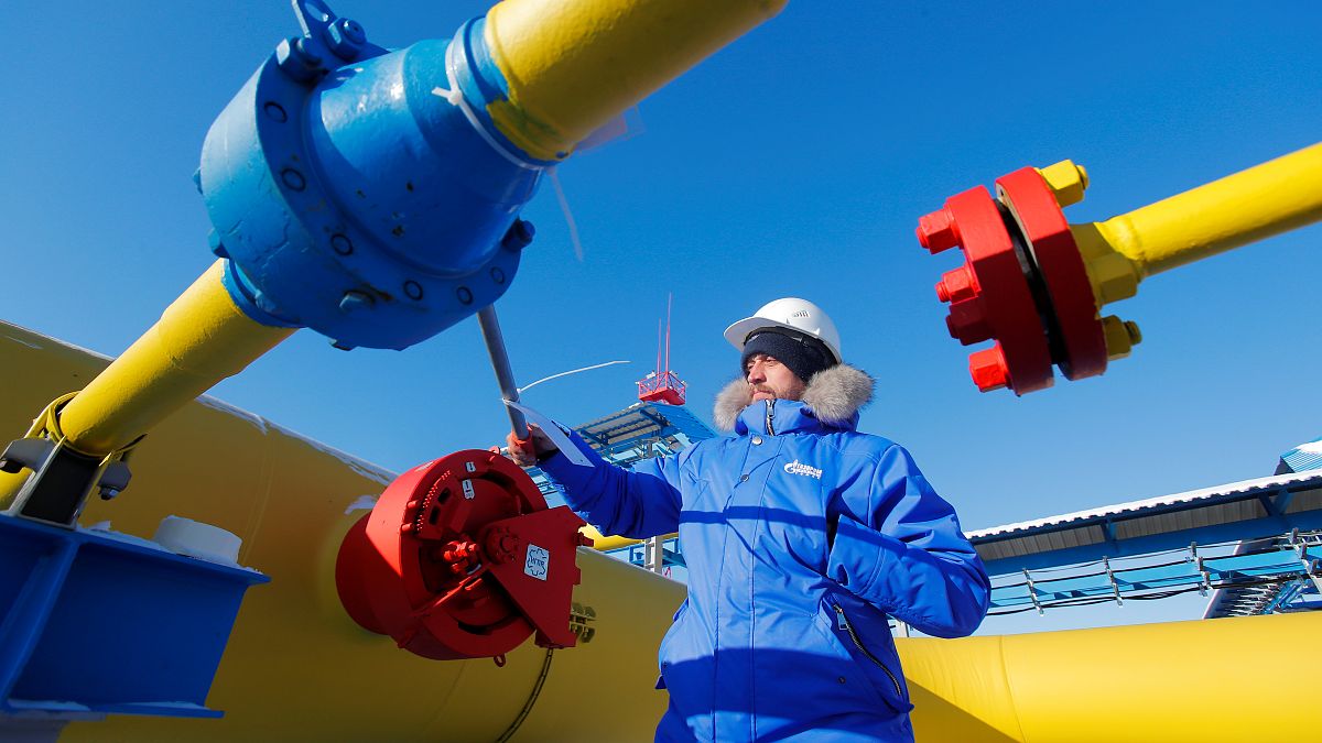وظف يتفقد صمام الغاز في محطة لخط أنابيب غاز باور أوف سيبيريا التابع لشركة غازبروم خارج بلدة سفوبودني في روسيا