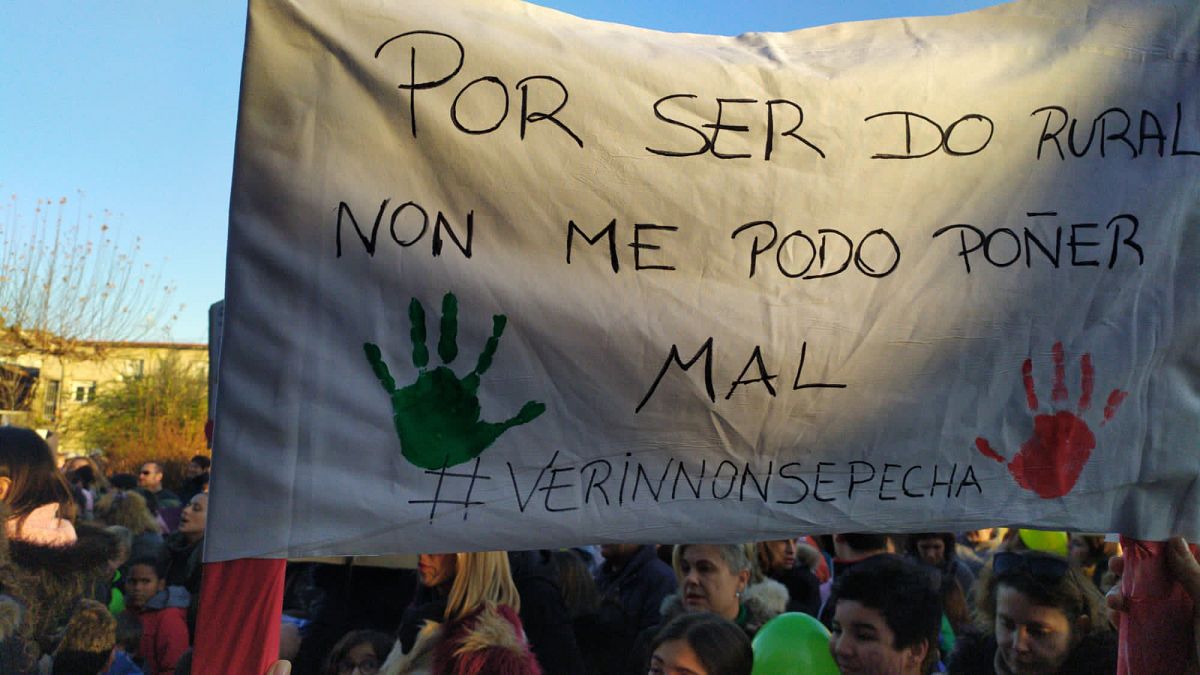 Pancarta en gallego que dice: "Por ser del rural, no me puedo poner mal"