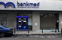 شیشه‌های خرد شده یک بانک در طرابلس لبنان