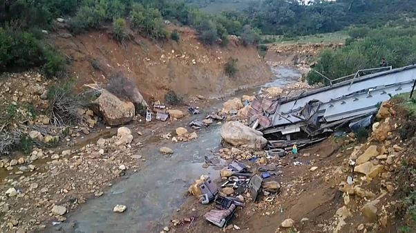 السرعة والحالة المهترئة للحافلة هما سبب الحادث الذي أودى بحياة العشرات في تونس السرعة والحالة المهترئة للحافلة هما سبب الحادث الذي أودى بحياة العشرات في تونس