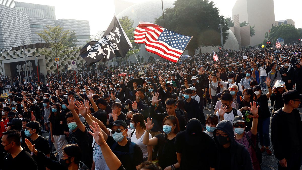 جانب من احتجاجات هونغ كونغ ويظهر العلم الأميركي. 01/12/2019