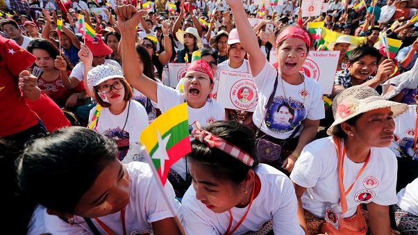 Myanmar lideri Aung San Suu Kyi'ye destek gösterisi Myanmar lideri Aung San Suu Kyi'ye destek gösterisi