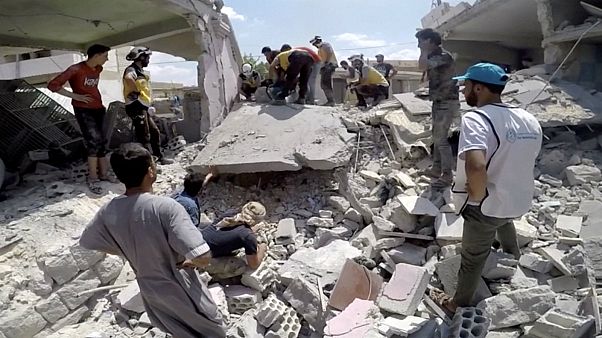 مسعفون ينقولن الجرحى إدلب- أرشيف رويترز مسعفون ينقولن الجرحى إدلب- أرشيف رويترز