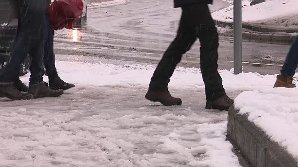 Weißes Verkehrshindernis: Schnee in Budapest Weißes Verkehrshindernis: Schnee in Budapest