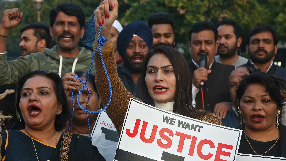 تظاهرات در شهرهای هند پس از تجاوز جنسی و قتل یک زن جوان