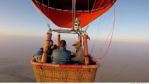 Vol en montgolfière aux côtés des faucons dans le désert de Dubaï