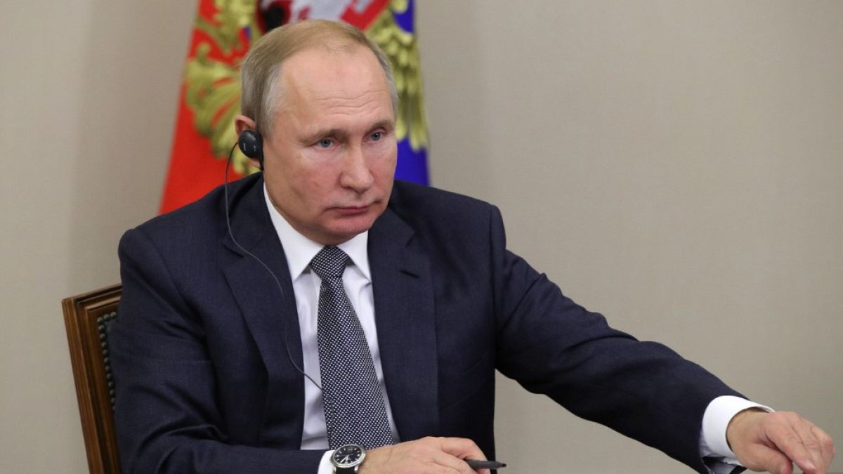 Rusya Devlet Başkanı Putin kapsamı genişleyen 'yabancı ajan' yasasını onayladı