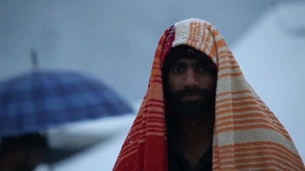 المهاجرون العالقون في مخيم "فوكيجاك" بالبوسنة يحاربون البرد والمرض المهاجرون العالقون في مخيم "فوكيجاك" بالبوسنة يحاربون البرد والمرض