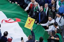 شاهد: محتجون جزائريون أمام المحكمة يطالبون ب"إعدام" أحمد أويحي وعبد المالك سلال 