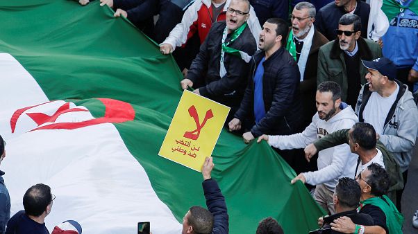 شاهد: محتجون جزائريون أمام المحكمة يطالبون ب"إعدام" أحمد أويحي وعبد المالك سلال شاهد: محتجون جزائريون أمام المحكمة يطالبون ب"إعدام" أحمد أويحي وعبد المالك سلال
