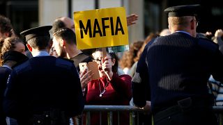 Manifestantes atiram um ovo ao ministro da Justiça de Malta