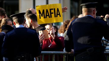 شاهد: محتجون يلقون البيض على وزير العدل في مالطا