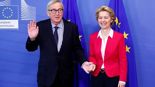 Ursula von der Leyen, presidenta de la Comisión Europea, y Jean-Claude Juncker, presidente saliente en una ceremonia oficial de entrega en Bruselas, el 3 de diciembre de 2019.