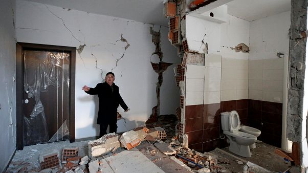 Αλβανία - Σεισμός: Οι σεισμοπαθείς φοβούνται να γυρίσουν τα σπίτια τους Αλβανία - Σεισμός: Οι σεισμοπαθείς φοβούνται να γυρίσουν τα σπίτια τους