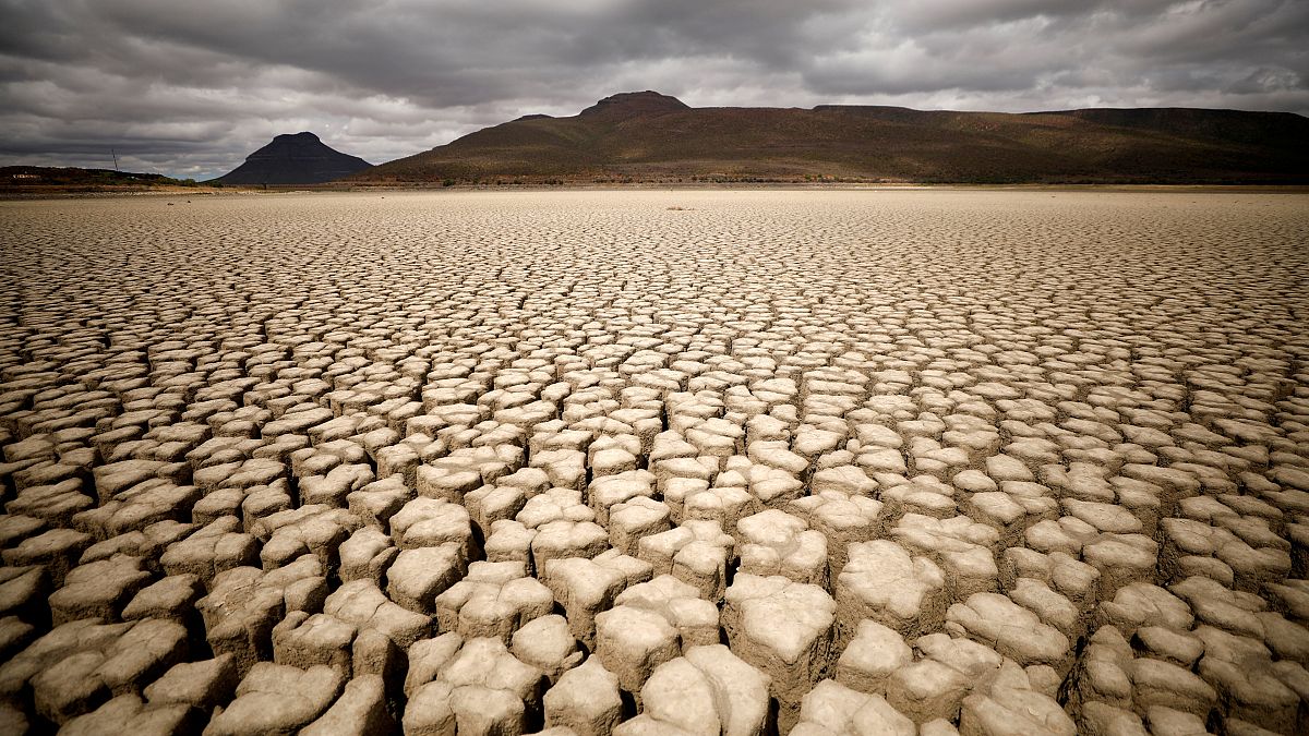 جنوب افريقيا بالظبط في غراف رينيت ، حيث تظهر شقوق بسبب الجفاف يوم 14/11/2019 