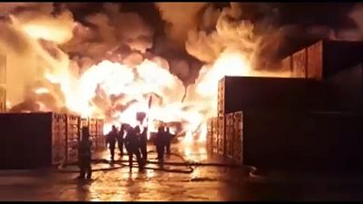 مهار آتش‌سوزی در بزرگ‌ترین انبار صنعتی سن‌پترزبورگ
