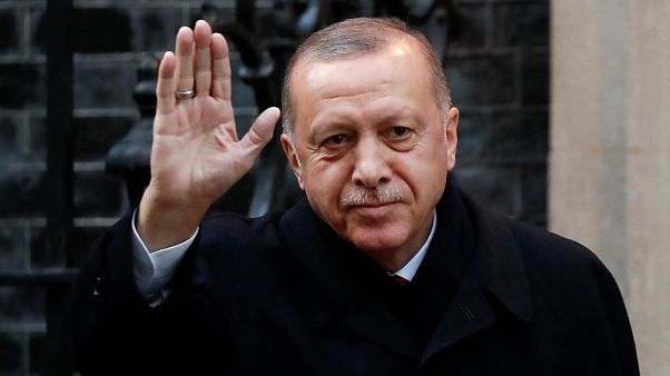 Recep Tayyip Erdoğan, à chegada a Downing Street, em Londres Recep Tayyip Erdoğan, à chegada a Downing Street, em Londres