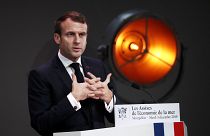 França acaba com subsistemas de pensões e introduz "idade de referência"