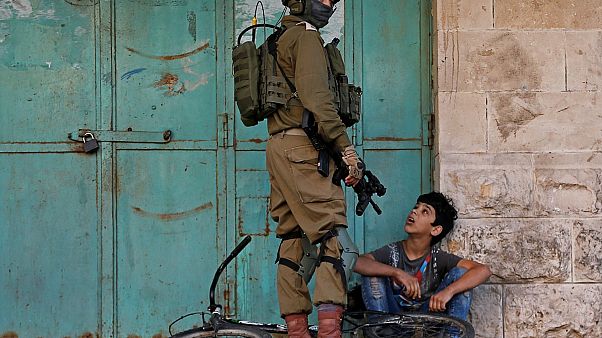 جندي إسرائيلي يحتجز طفلاً فلسطينياً خلال مظاهرة مناهضة لإسرائيل في الخليل بالضفة الغربية المحتلة من قبل إسرائيل- 29/11/2019 جندي إسرائيلي يحتجز طفلاً فلسطينياً خلال مظاهرة مناهضة لإسرائيل في الخليل بالضفة الغربية المحتلة من قبل إسرائيل- 29/11/2019