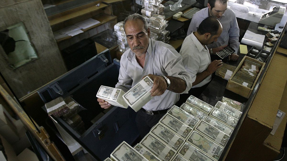 سوريا: انخفاض قياسي في سعر الصرف.. الدولار مقابل 975 ليرة والعتب على لبنان