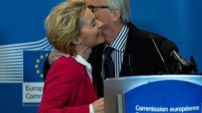 Juncker cede a Von der Leyen la 'campana' de la Unión Europea