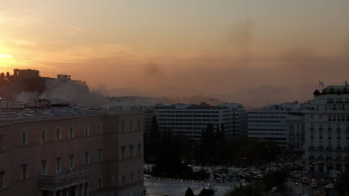 Αθήνα: Φωτιά στην Πλάκα 
