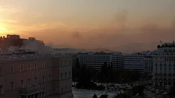 Αθήνα: Φωτιά στην Πλάκα Αθήνα: Φωτιά στην Πλάκα