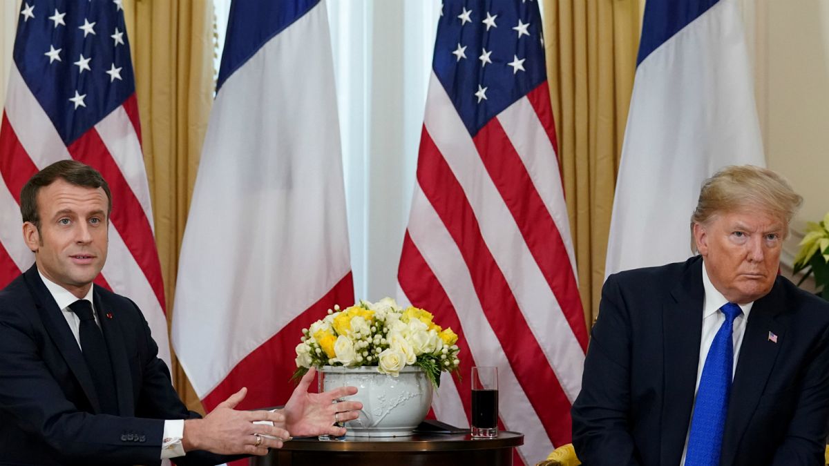 الرئيس الأمريكي دونالد ترامب والرئيس الفرنسي إيمانويل ماكرون في مؤتمر صحفي على هامش قمّة حلف شمال الأطلسي