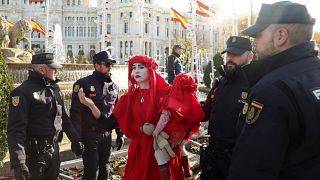 أعضاء من مجموعة "Extinction Rebellion" ينظمون احتجاجًا في العاصمة مدريد خلال المؤتمر الخامس والعشرين للمناخ. 3/12/2019