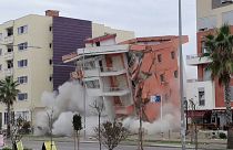 شاهد كيف فَجَّرَ الجيش الألباني بناية من 6 طوابق بعد تَضَرُّرِهَا جرّاء زلزال