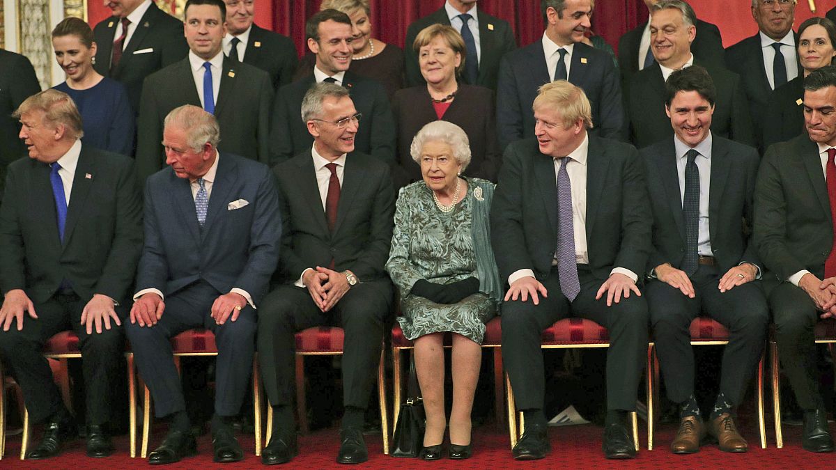 Queen Elisabeth II. mit den Staats- und Regierungschefs der Nato-Staaten