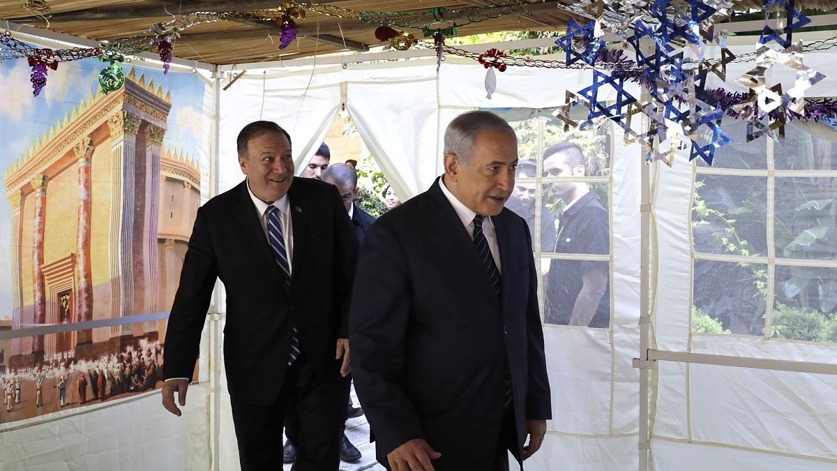 بنجامین نتانیاهو،‌ نخست وزیر اسرائیل و مایک پمپئو، وزیر خارجه آمریکا در منزل شخصی نتانیاهو 