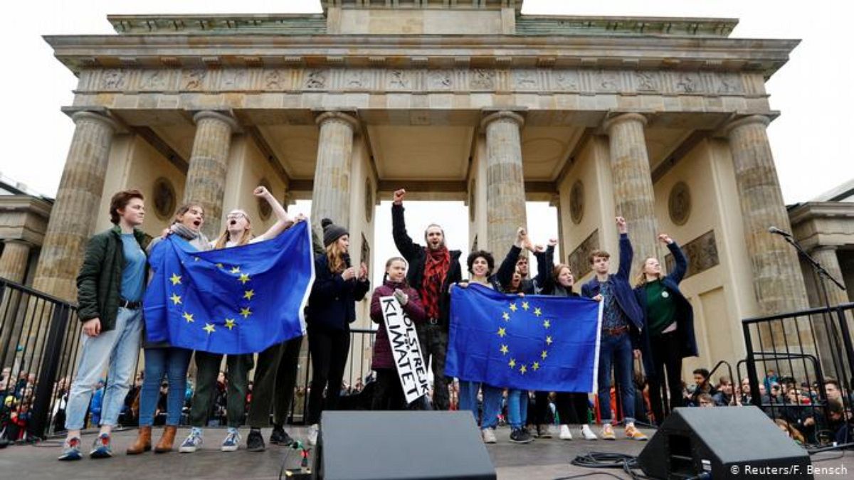 Greta Thunberg ve çevreci aktivistler Berlin'de gösteri yapıyor
