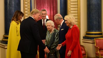 La reine reçoit les grands de ce monde dans son salon de Buckingham